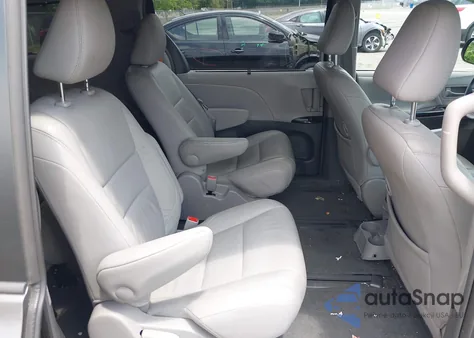 2017 Toyota Sienna Xle 7 Passenger z USA, uszkodzony, nr VIN 5TDDZ3DC3HS186879